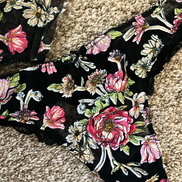 VS Dream Angels Flowered Corset and Panties - Picture 8 of 8